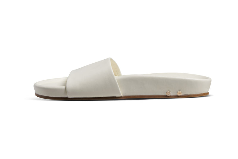 Gallito leather slide sandals in vanilla - side shot