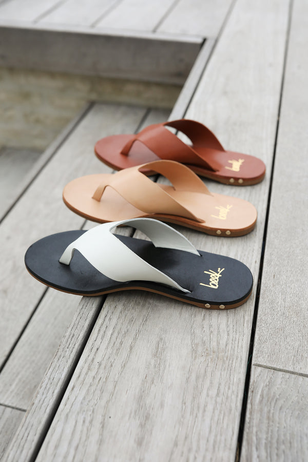 Pip leather flip flop sandal in eggshell/black, beach, tan