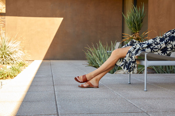 Woman wearing Finch toe ring sandals in tan