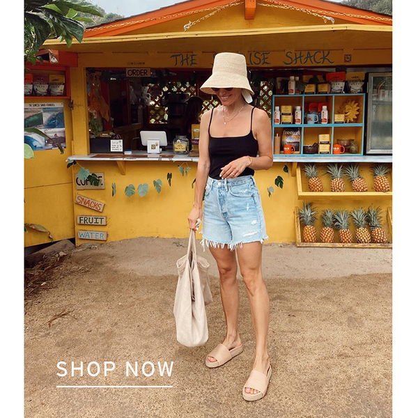 @itsybitsyindulgences in Pelican Jute platform sandal in beach with link to shop.