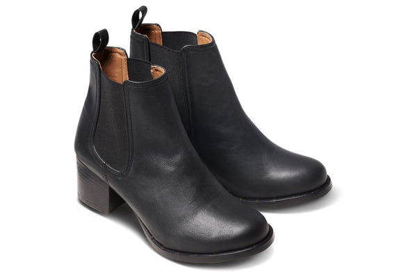 Condor leather boots in black - angle shot