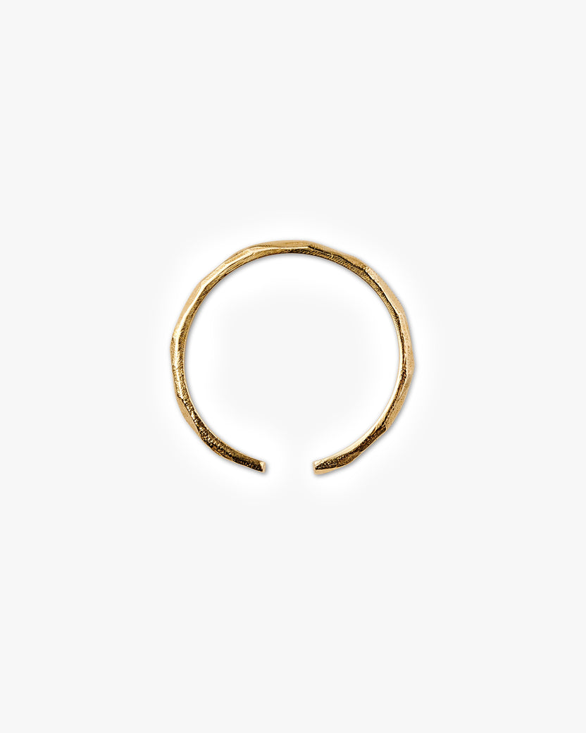 Faceted toe ring in gold