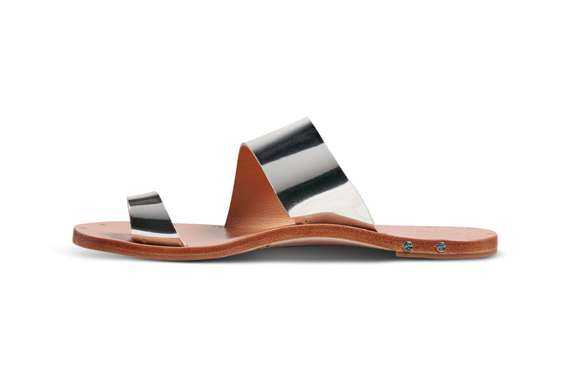 Finch leather toe-ring sandal in high shine silver - product side shot