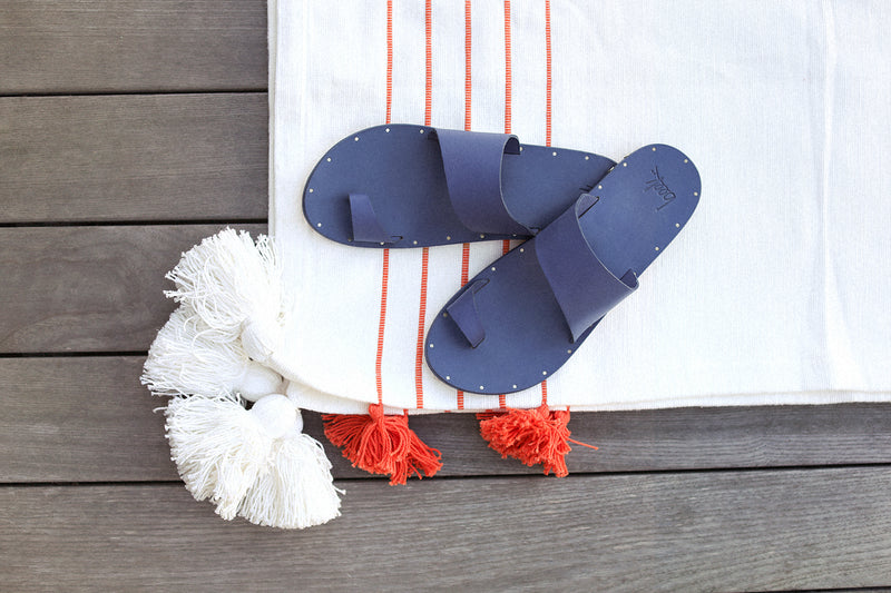 Finch leather toe-ring sandals in navy on towel