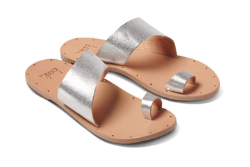 Finch leather toe-ring sandals in silver/beach - angle shot