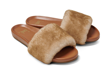 Gallito Más Shearling slide sandals in honey/tan - product angle shot