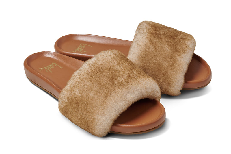Gallito Más Shearling slide sandals in honey/tan - product angle shot