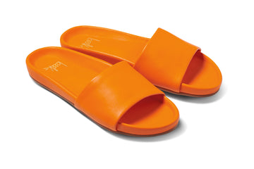 Gallito leather slide sandal in tangelo - angle shot