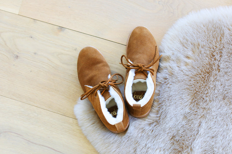 Goose suede shearling boot in chestnut on a rug