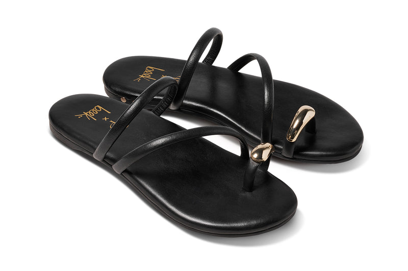 Itsybitsybird leather toe-ring sandals in black - product angle shot