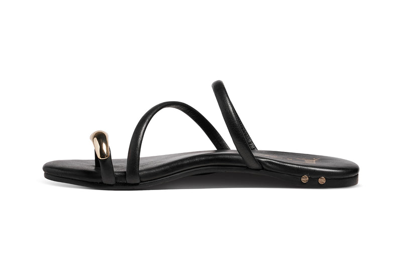 Itsybitsybird leather toe-ring sandals in black - product side shot