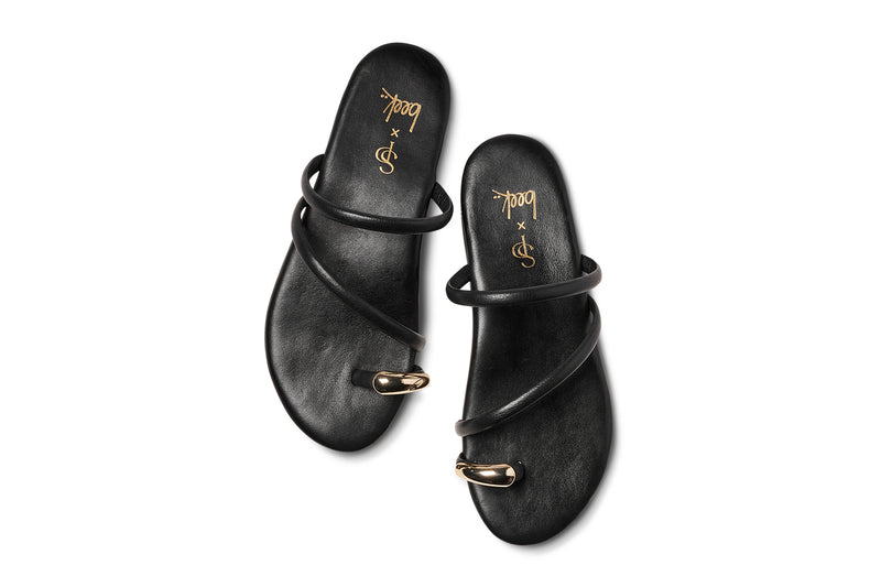 Itsybitsybird leather toe-ring sandals in black - product top shot