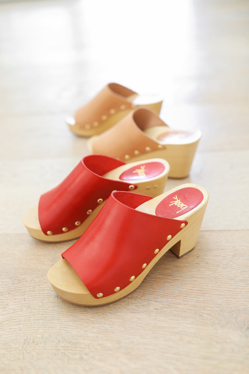 Group shot of Peacock clogs in red and honey