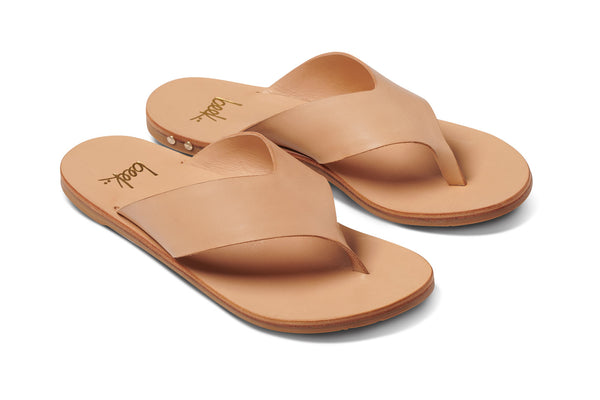 Pip leather flip flop sandal in beach - angle shot