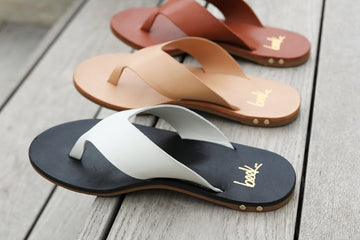 Pip leather flip flop sandal in eggshell/black, beach, tan
