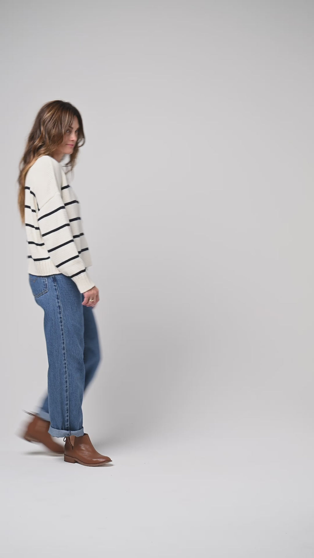@jenhawkins wearing Falcon leather booties in cognac with baggy dad jeans and sweater.