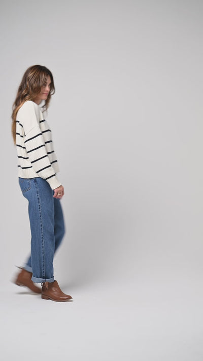 @jenhawkins wearing Falcon leather booties in cognac with baggy dad jeans and sweater.