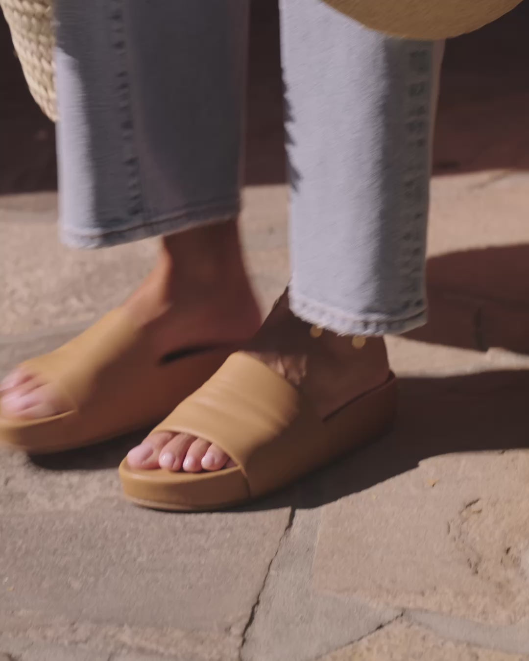 Pelican Leather Platform Sandal - Black | beek