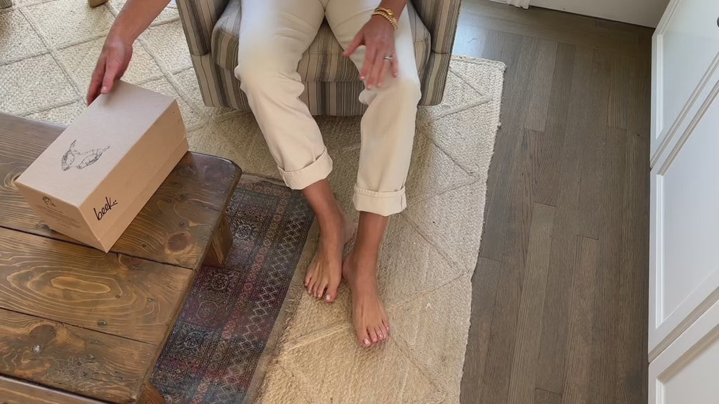 Try on video of Finch leather sandals with ClosedCaption