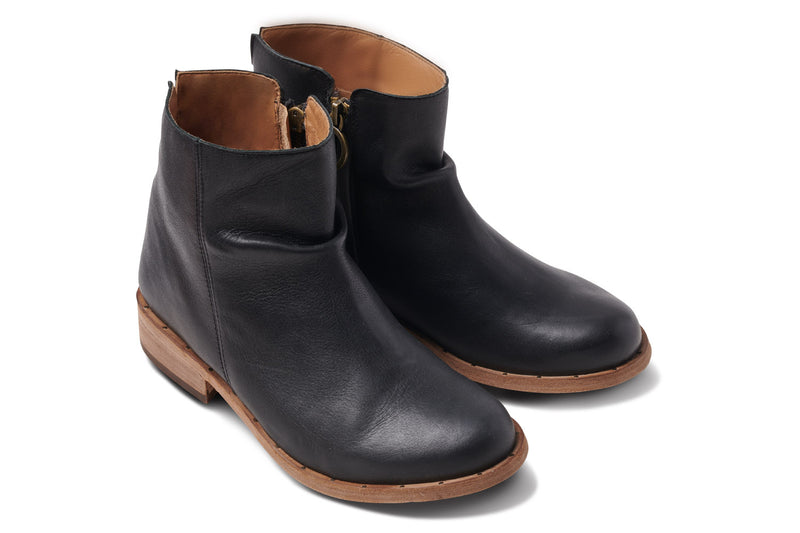 Quail leather boot in black - angle shot