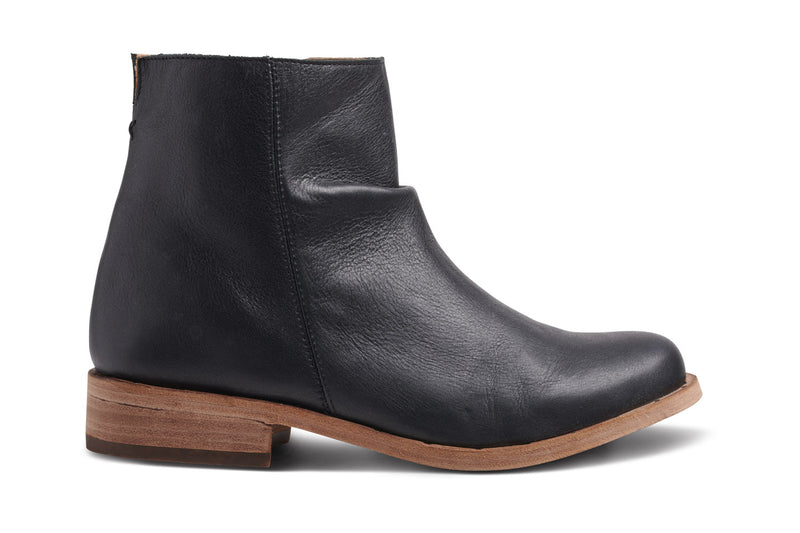 Quail leather boot in black - side shot