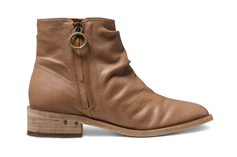 Quail leather boot in saddle - product side shot with zipper