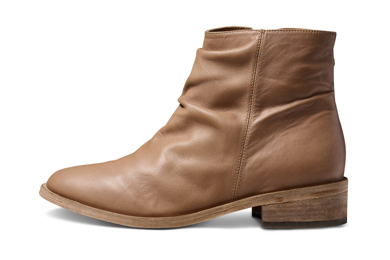 Quail leather boot in saddle - product side shot