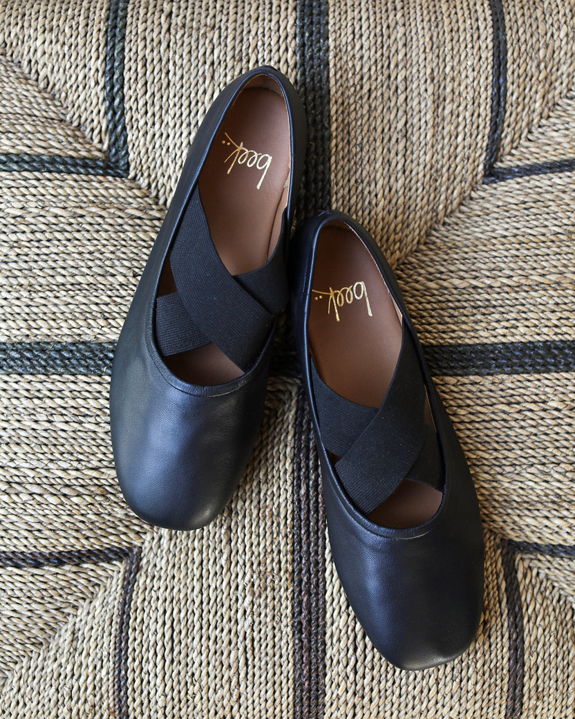 Serin leather ballet shoes in black on rug