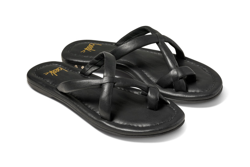 Sungem leather toe-ring sandal in black - product angle shot