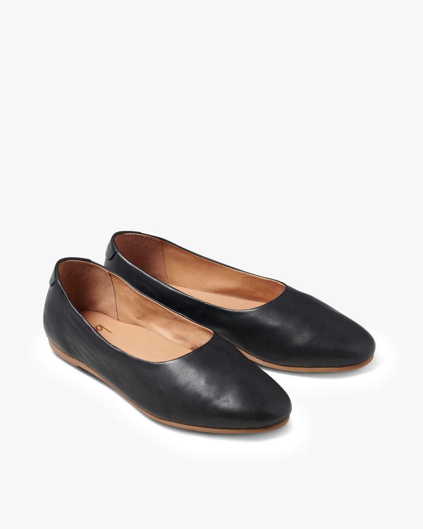 Swiftlet leather ballet slipper in black - angle shot