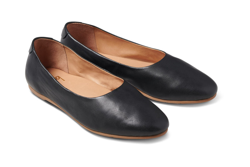 Swiftlet leather ballet slipper in black - angle shot