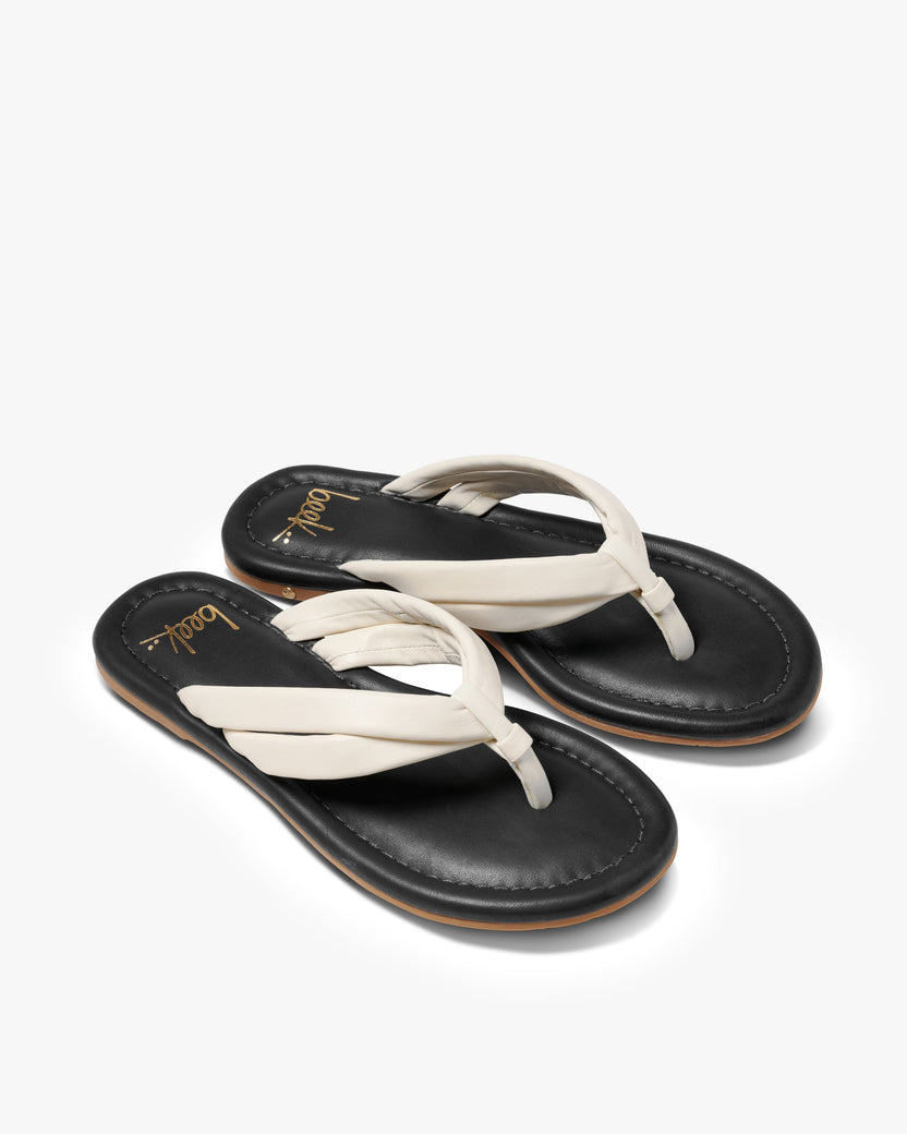 Toucan leather flip flop sandal in vanilla/black - product angle shot