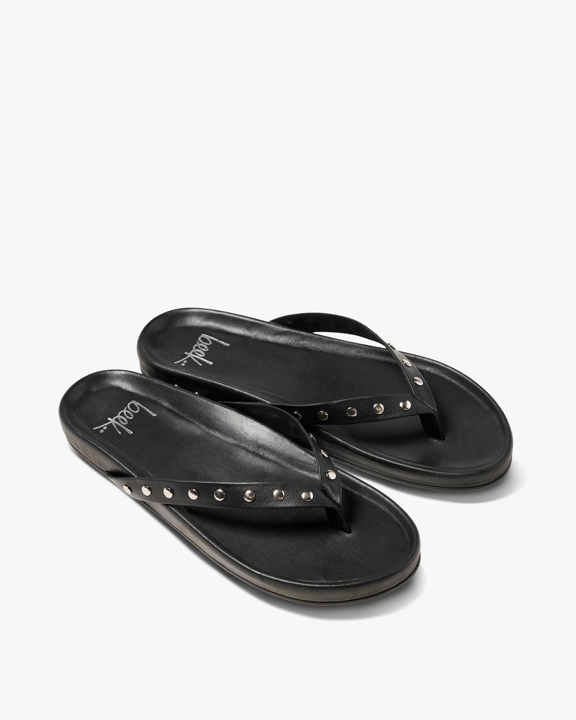 Tringa leather flip flop sandal in black - product angle shot