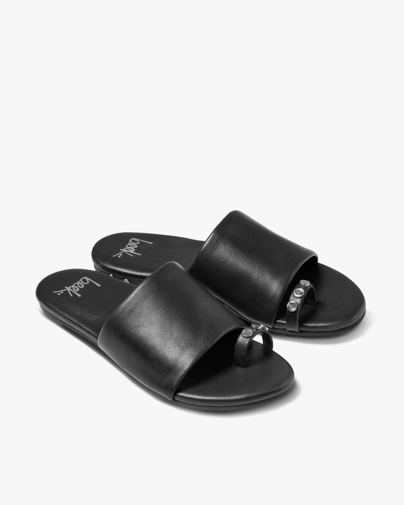 Vireo leather toe-ring sandal in black - product angle shot