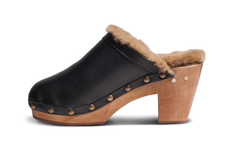 Woodpecker Shearling clogs in black - side shot
