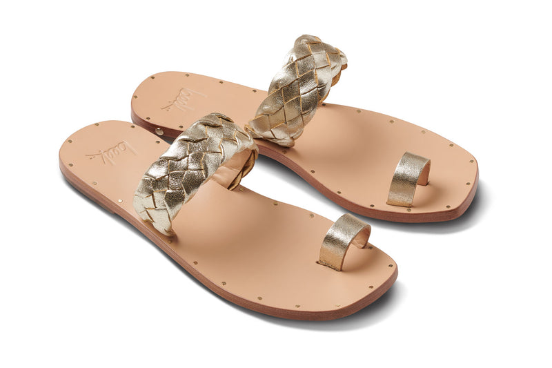 Cockatoo leather toe ring sandal in platinum/beach - product angle shot