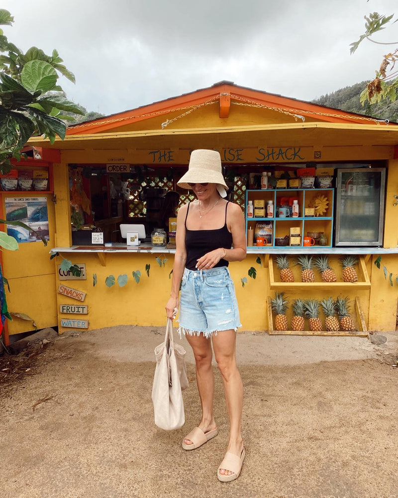 @itsybitsyindulgences wearing Pelican Jute sandal in beach.
