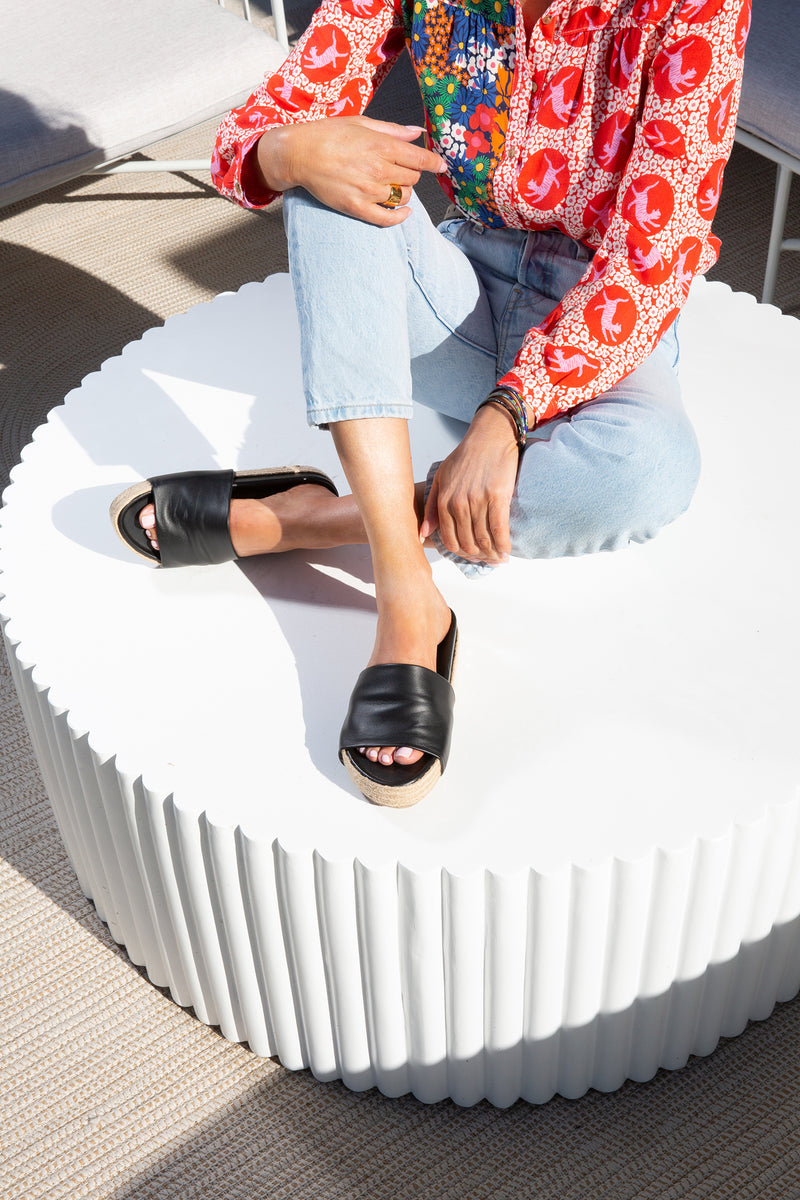 Pelican Jute platform sandal - black - on model shot